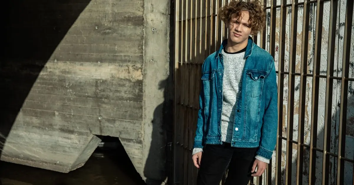 Comment intégrer le denim dans un look masculin moderne