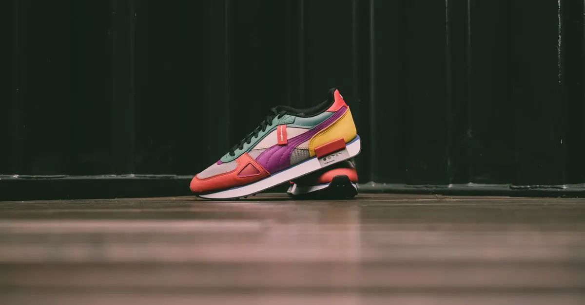 Sneakers vs Chaussures classiques : Que choisir ?