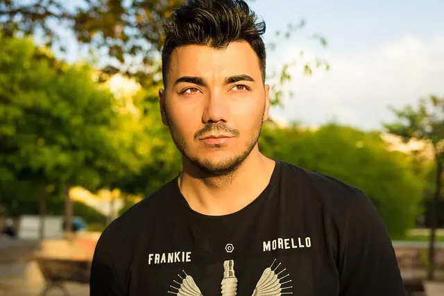 Comment choisir le parfait t-shirt pour un look masculin réussi