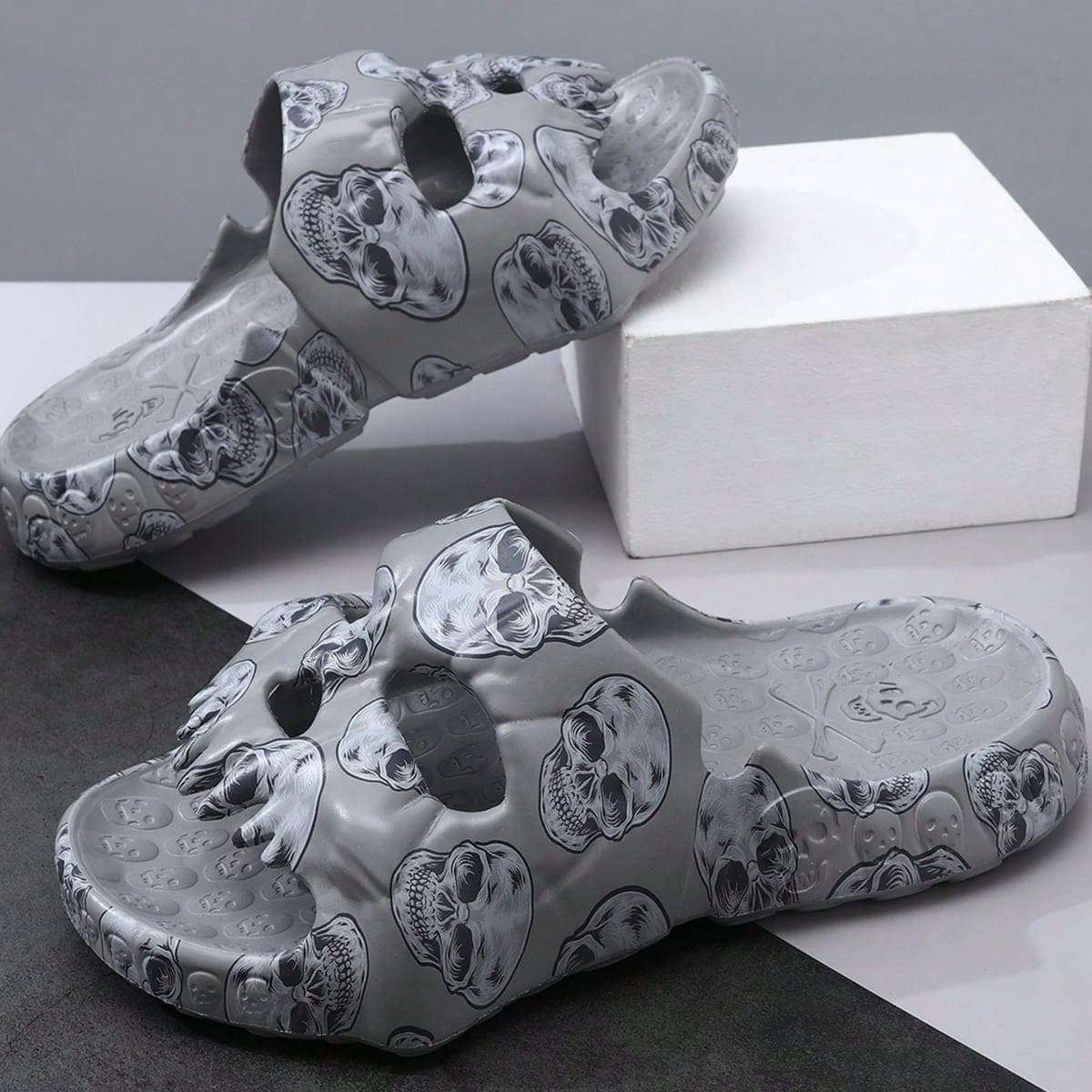 Tongs d"été pour hommes avec motif de skull, style vintage, à la mode et polyvalentes, cool et tendance pour une utilisation quotidienne,