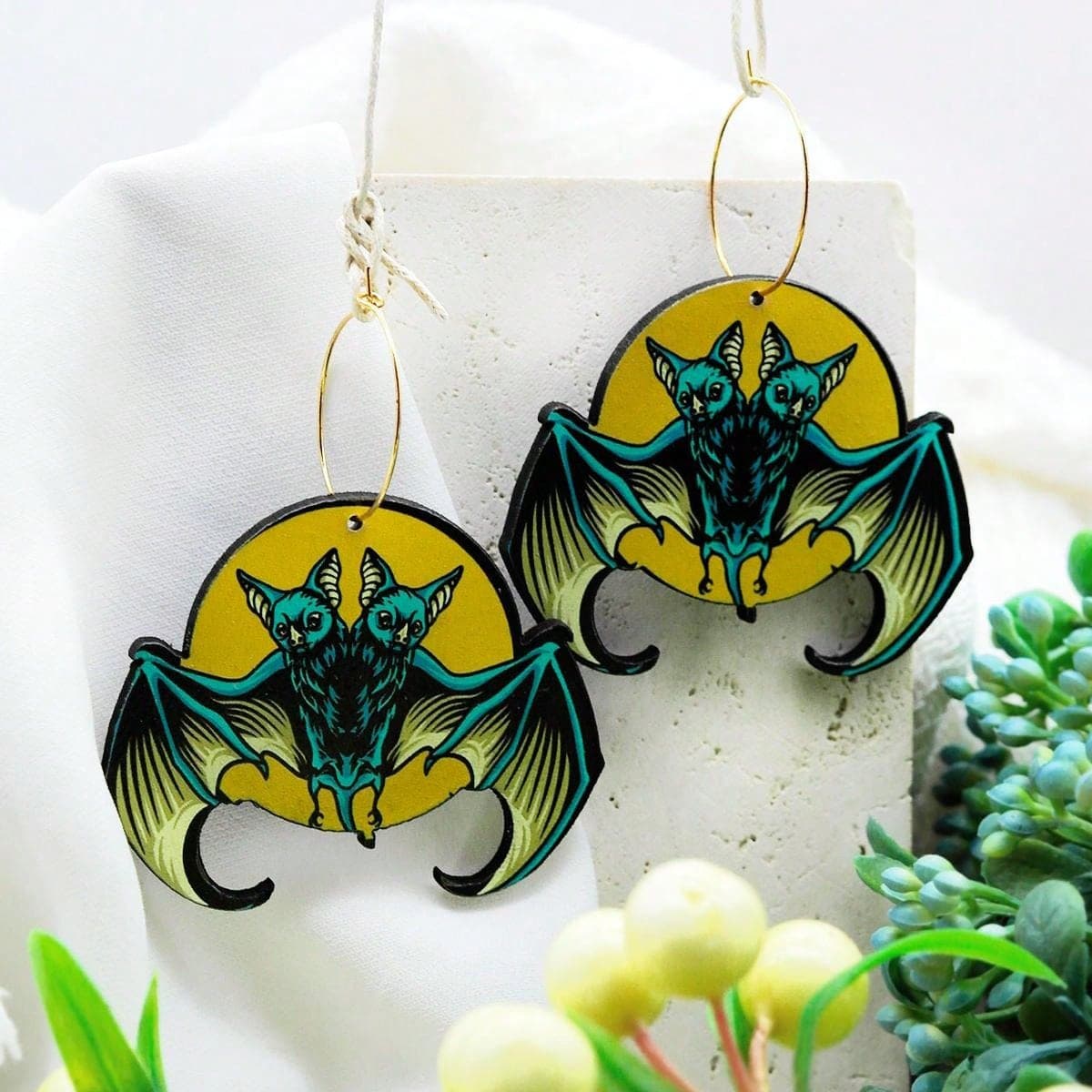 Boucles d'oreilles en bois audacieuses à deux têtes de chauve-souris