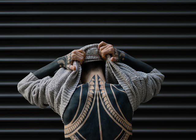 Comment porter des motifs audacieux avec style pour homme