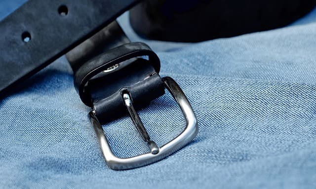 Comment porter le denim avec style : astuces incontournables