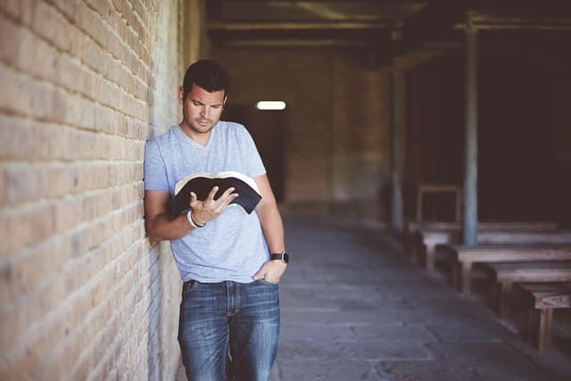 Comment choisir le t-shirt parfait pour un look masculin réussi